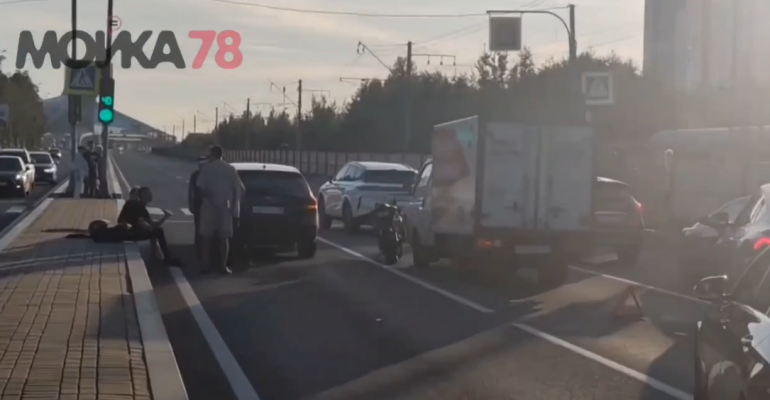 ДТП с мотоциклом и «Газелью» парализовало движение по Приморскому шоссе