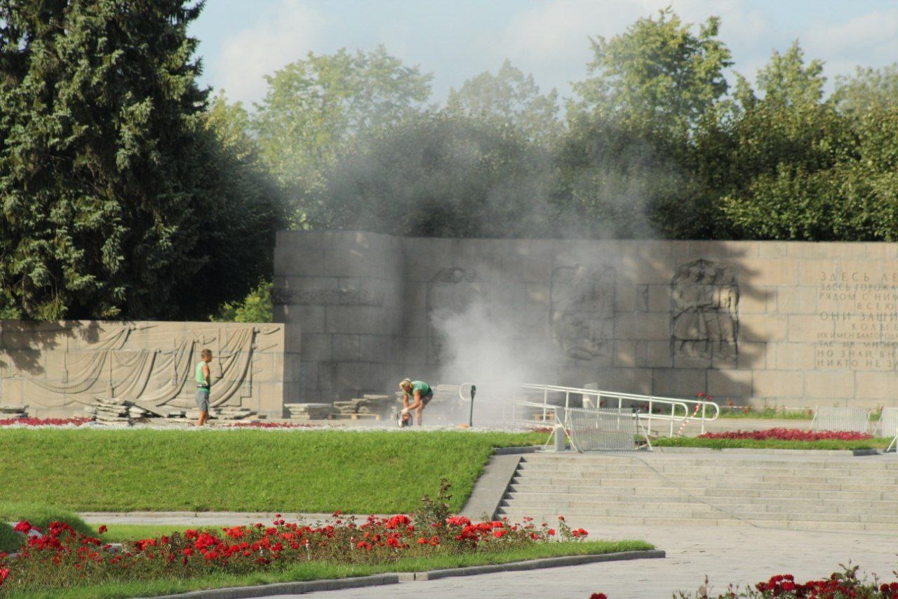 Осыпавшиеся пропилеи Пискаревского кладбище, куда часто приезжает Путин, подлатали, но как-то криво