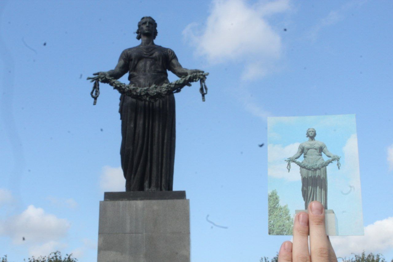 Осыпавшиеся пропилеи Пискаревского кладбище, куда часто приезжает Путин, подлатали, но как-то криво