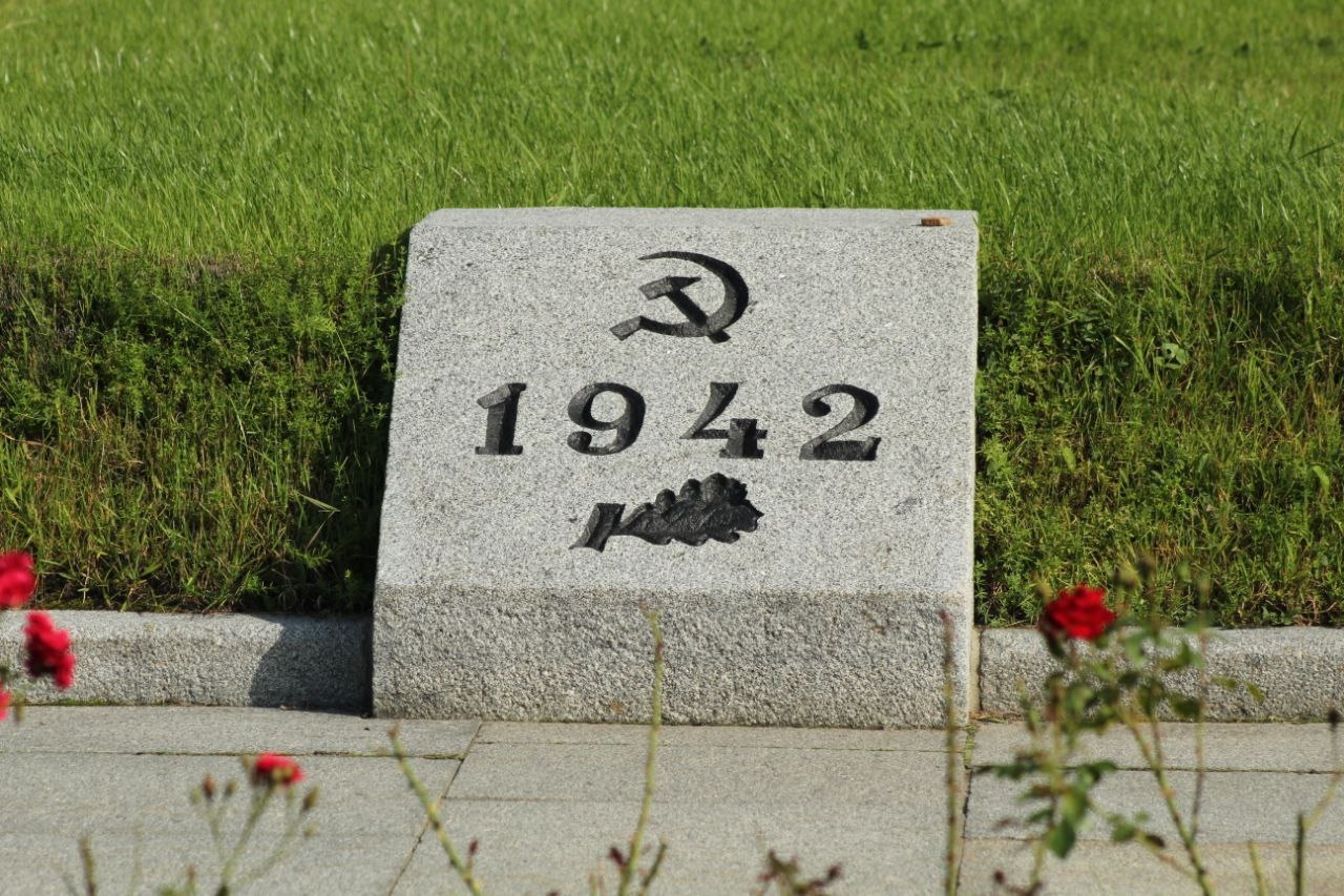 Осыпавшиеся пропилеи Пискаревского кладбище, куда часто приезжает Путин, подлатали, но как-то криво