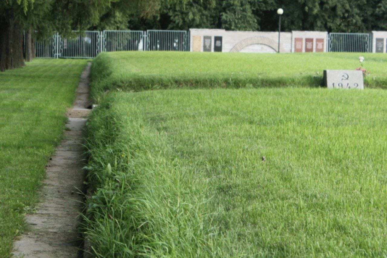 Осыпавшиеся пропилеи Пискаревского кладбище, куда часто приезжает Путин, подлатали, но как-то криво