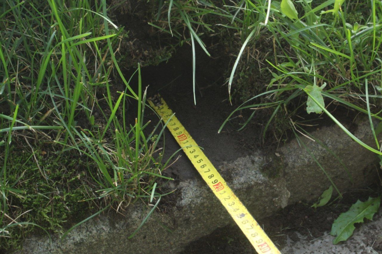 Осыпавшиеся пропилеи Пискаревского кладбище, куда часто приезжает Путин, подлатали, но как-то криво