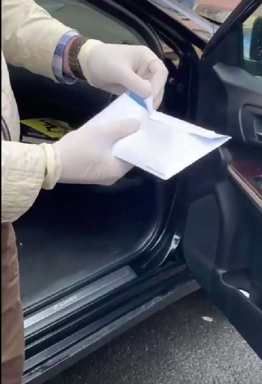 СК Петербурга показал задержание полицейского по делу о взятках, деньги давали владельцы кофекафе на колесах