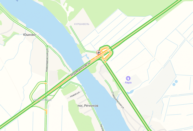 Лесовоз с бревнами перевернулся на Мурманском шоссе