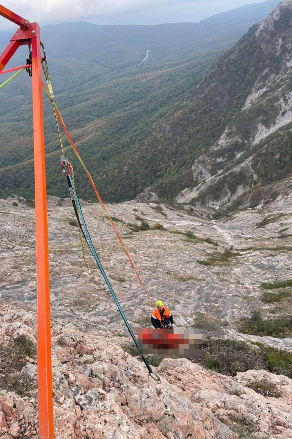 В Крыму байкер сорвался с обрыва в 100 метров