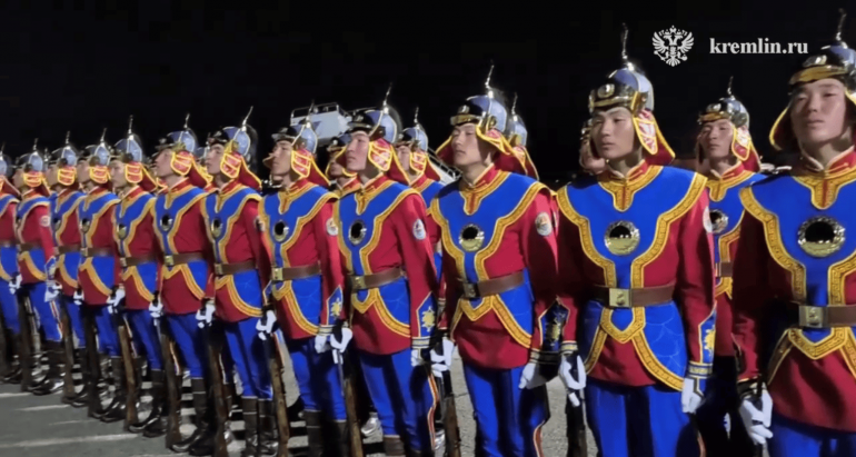 Путина в Улан-Баторе встречал почетный караул в дуулгах