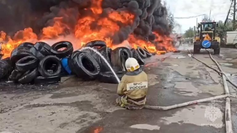 Ярким пламенем горит гора покрышек в Екатеринбурге