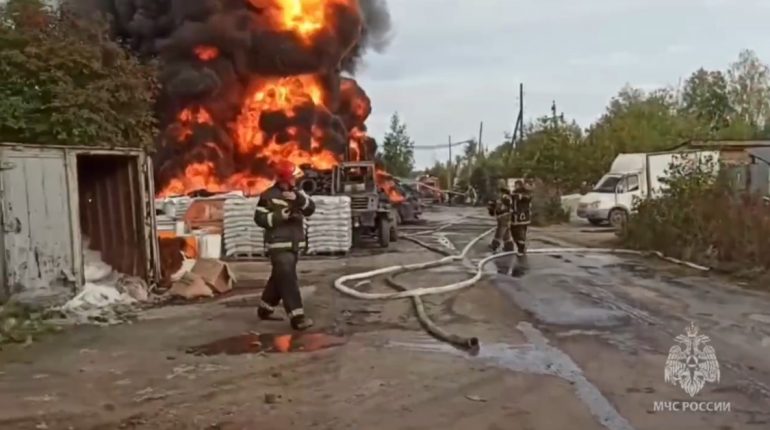 Ярким пламенем горит гора покрышек в Екатеринбурге