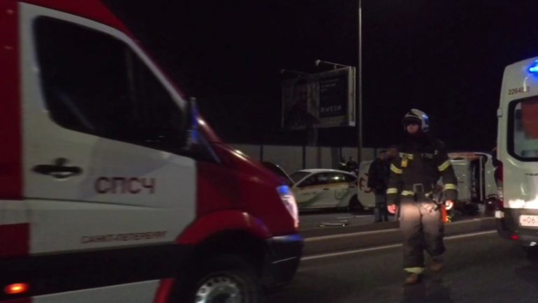 На Свердловской набережной в массовом ДТП с такси и байком пострадали семеро