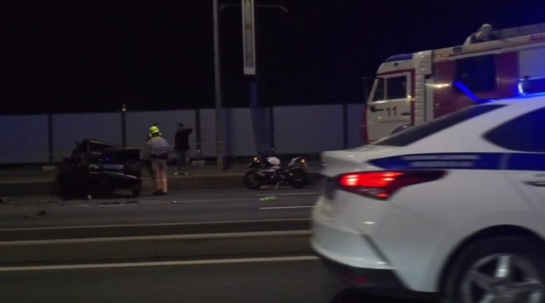 На Свердловской набережной в массовом ДТП с такси и байком пострадали семеро