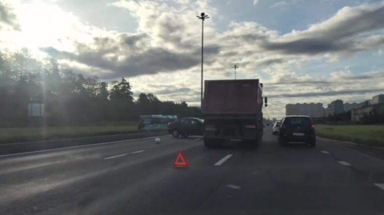 На Парашютной грузовик помял "Мицубиси"