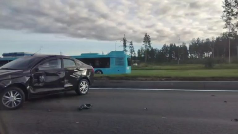 На Парашютной грузовик помял "Мицубиси"