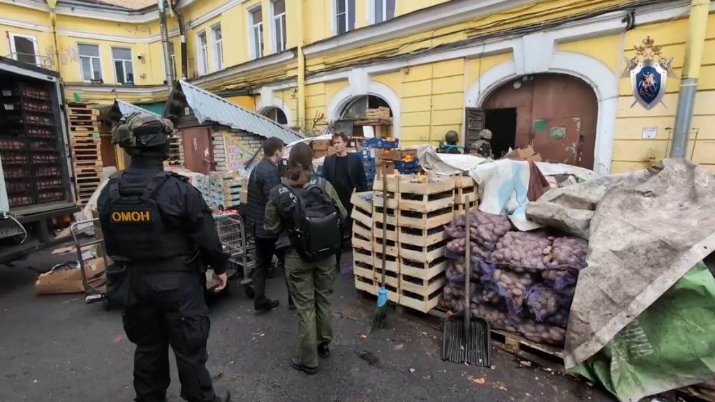 СК вместе с ФСБ и МВД прошерстили Сенной рынок в поиске мигрантов 