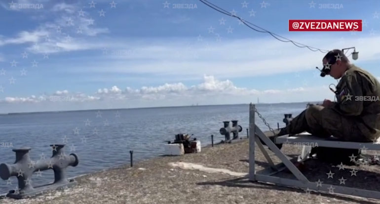 Телеканал «Звезда» показал учебную атаку дрона на безэкипажный катер в Финском заливе