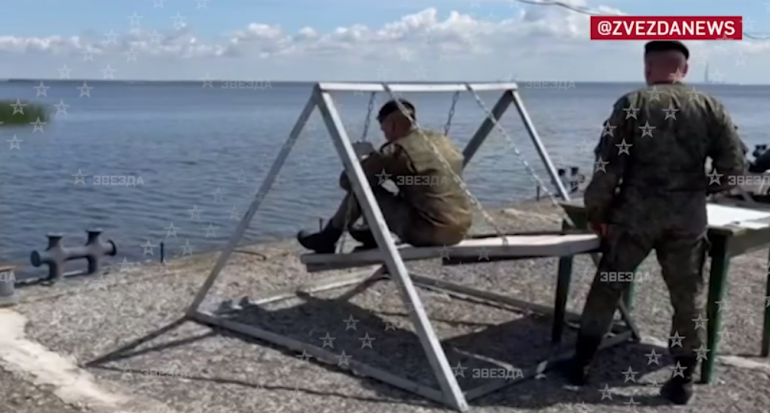 Телеканал «Звезда» показал учебную атаку дрона на безэкипажный катер в Финском заливе