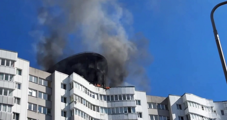 В Калининграде эпичный пожар на крыше многоэтажки