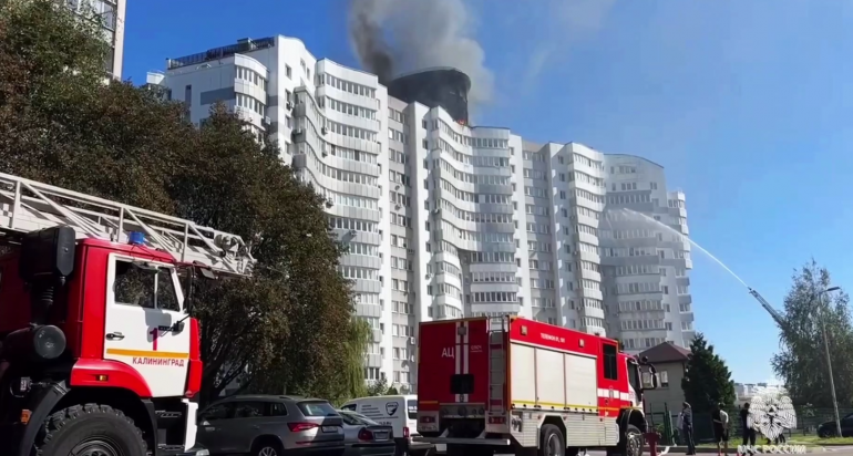 В Калининграде эпичный пожар на крыше многоэтажки