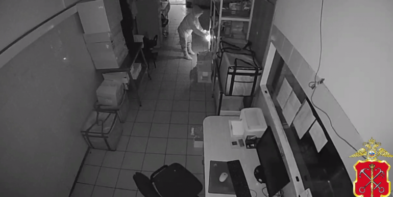 Полиция показала, как иностранка подожгла магазин на Металлистов