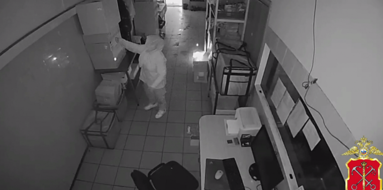 Полиция показала, как иностранка подожгла магазин на Металлистов