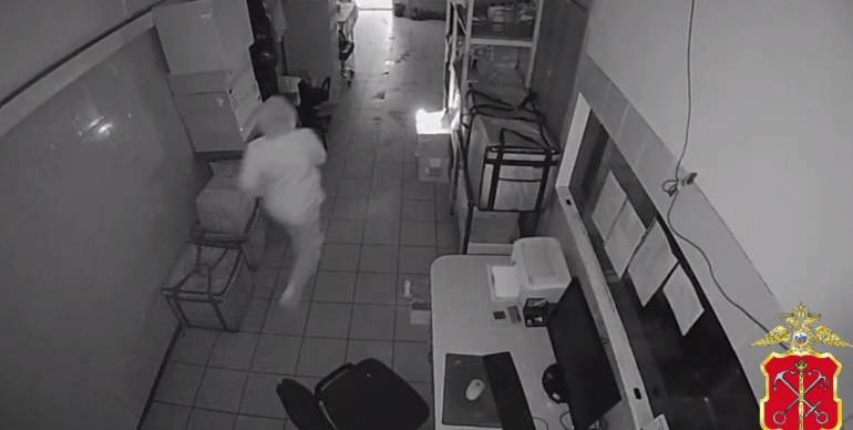 Полиция показала, как иностранка подожгла магазин на Металлистов