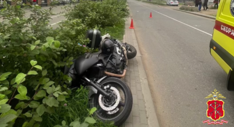 Байкер и пешеход отправились в больницу после ДТП на Ультрамариновой