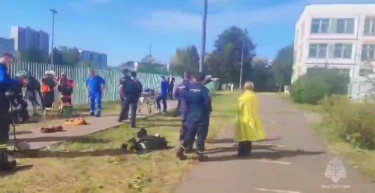 В Москве двое рабочих провалились в люк, выбрался только один