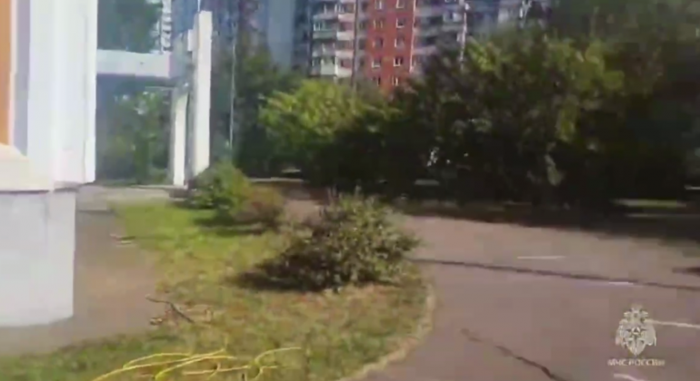 В Москве двое рабочих провалились в люк, выбрался только один