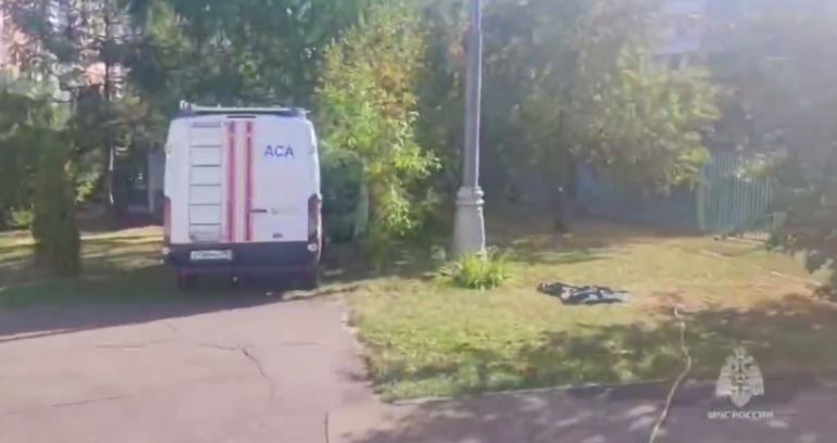 В Москве двое рабочих провалились в люк, выбрался только один