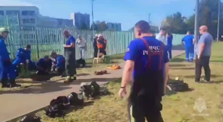 В Москве двое рабочих провалились в люк, выбрался только один