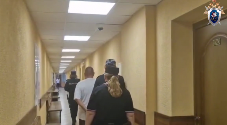 Суд арестовал обвиняемого в убийстве дочери на аллее Поликарпова