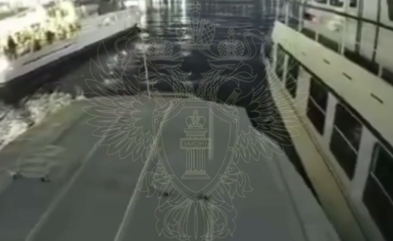 Теплоход «Соларис» и судно «Москва-101» столкнулись около Литейного моста