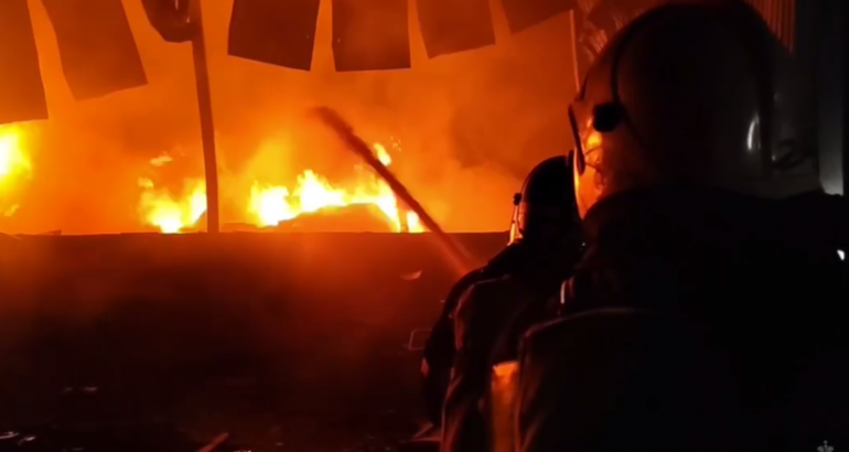 В Воронежской области на площади 4,5 тысячи «квадратов» тушат траву и склад