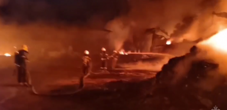 В Воронежской области на площади 4,5 тысячи «квадратов» тушат траву и склад