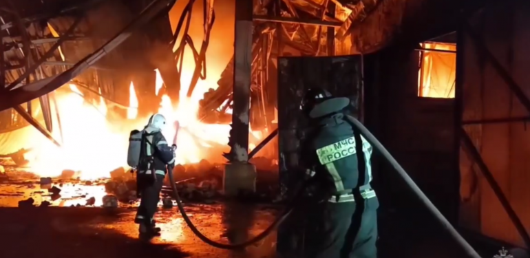 В Воронежской области на площади 4,5 тысячи «квадратов» тушат траву и склад