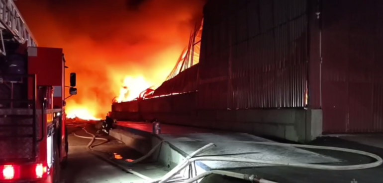 В Воронежской области на площади 4,5 тысячи «квадратов» тушат траву и склад