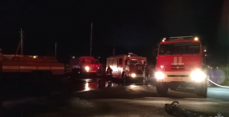 В Воронежской области на площади 4,5 тысячи «квадратов» тушат траву и склад