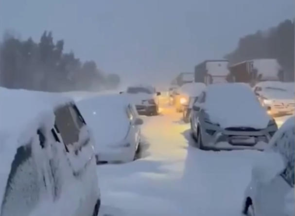 В ЮАР женщина замёрзла насмерть в пробке после снегопада