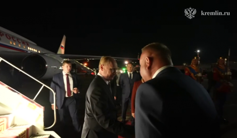 Путина в Улан-Баторе встречал почетный караул в дуулгах
