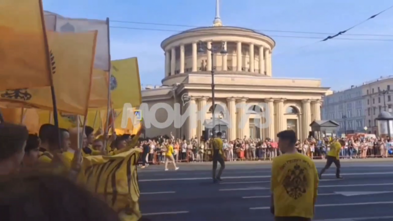«Русская община» поет «Символ веры» в колонне крестного хода