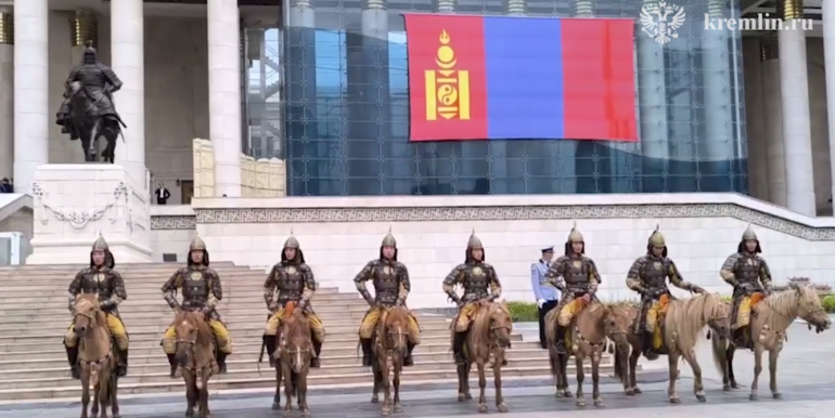 Путин и президент Монголии проводят переговоры в юрте