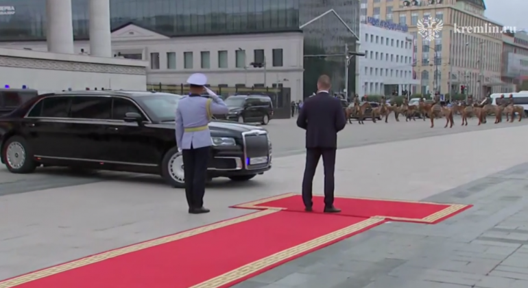 Путин и президент Монголии проводят переговоры в юрте