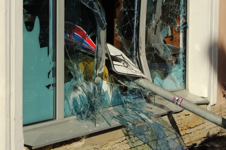 Появилось видео, как «Вольво» на В.О. влетел в магазин и сбил курьера на мопеде