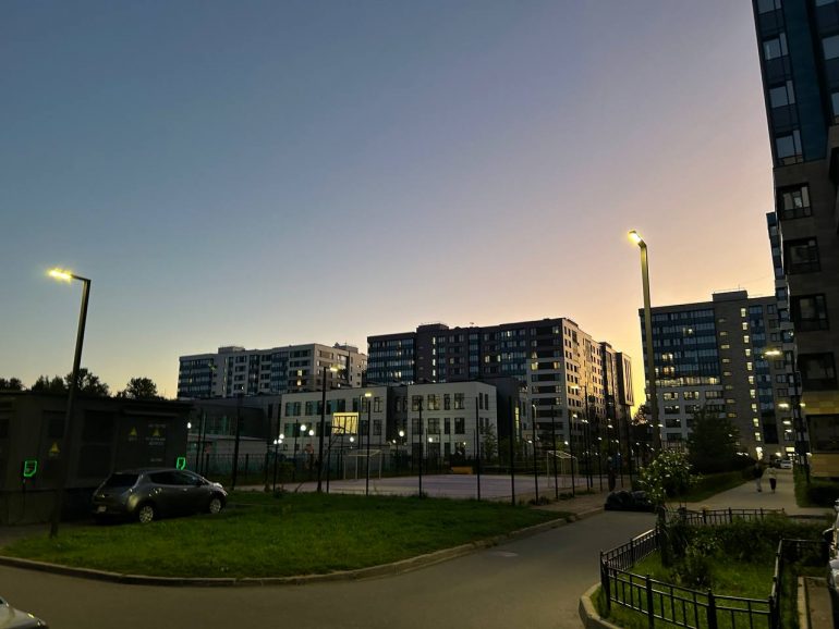 Жильцы ЖК «Артлайн» на Торфяной после сноса деревьев будут смотреть на могилы Серафимовского кладбища