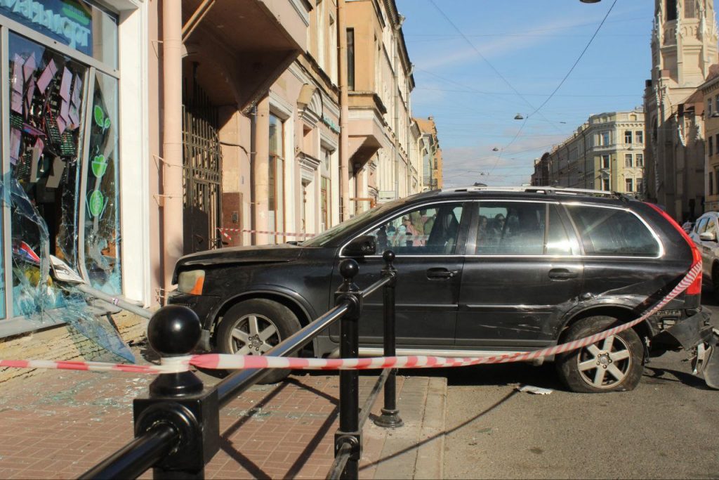 Задержан водитель «Киа», который не уступил дорогу «Вольво» и сбил курьера на В.О.