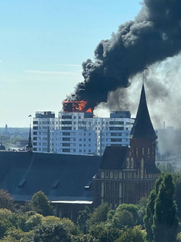 В Калининграде эпичный пожар на крыше многоэтажки