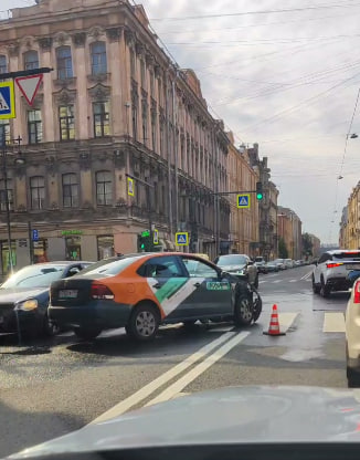 На Некрасова в ДТП каршеринга и «Тойоты» пострадали двое пешеходов и водитель