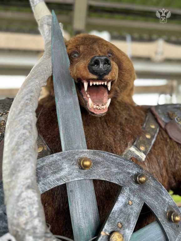 Таможенники не пустили в ОАЭ медведя-воина с мечом и луком