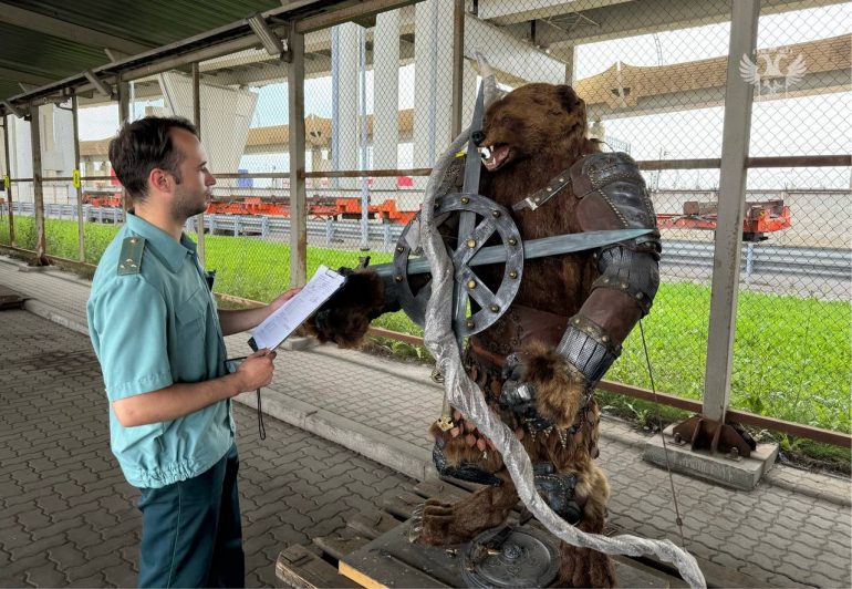 Таможенники не пустили в ОАЭ медведя-воина с мечом и луком