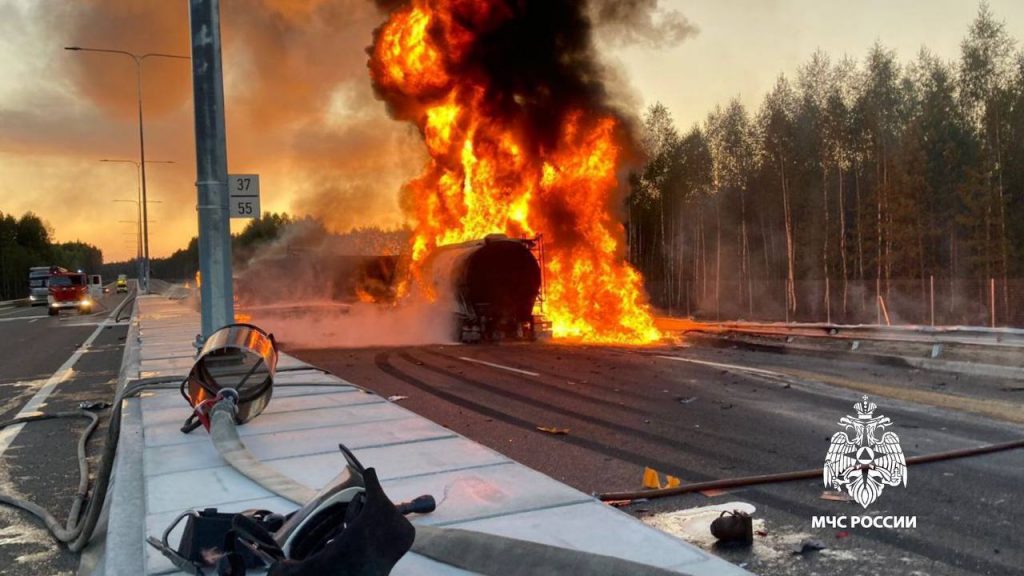 После ДТП с бензовозом и эвакуатором на М-11 начался пожар