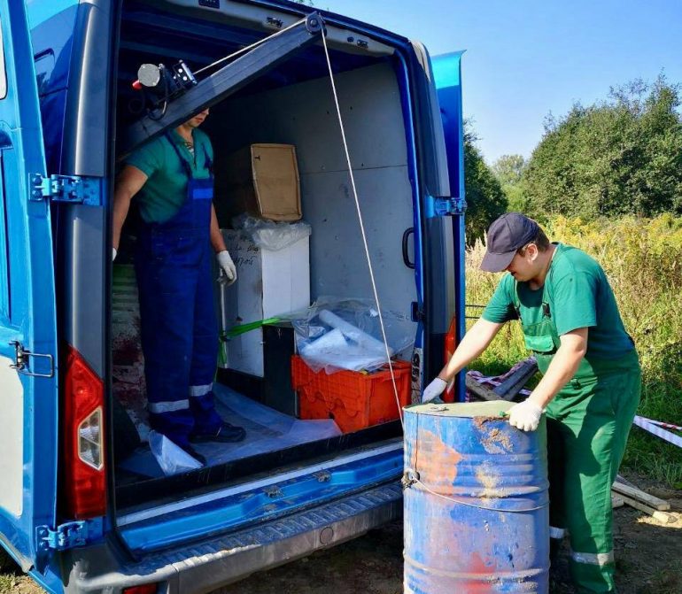 В садоводстве в Красногвардейском районе нашли бесхозные бочки с неизвестным веществом